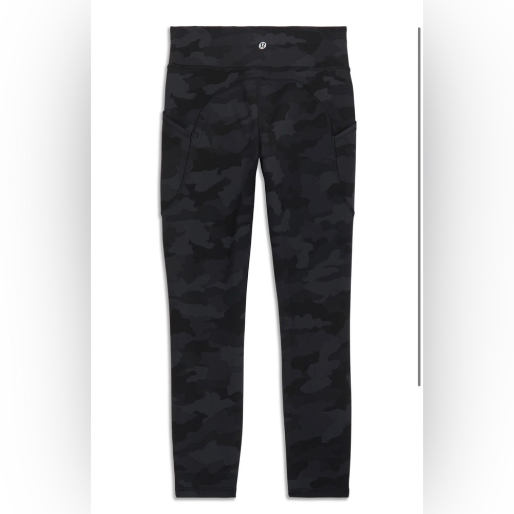 Black camo lulu leggings size 6 in perfect condition !! With pockets !!